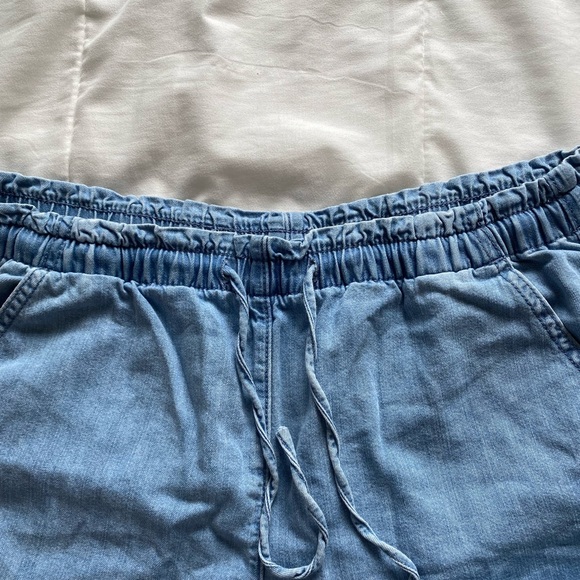 AE Shorts - Picture 4 of 7